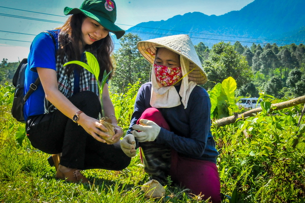 Đoàn viên tham gia trồng hàng cây thanh niên xã Trà Tân, huyện Bắc Trà My, tỉnh Quảng Nam (hình ảnh nằm trong bộ ảnh đạt giải Nhất tuần 1) 